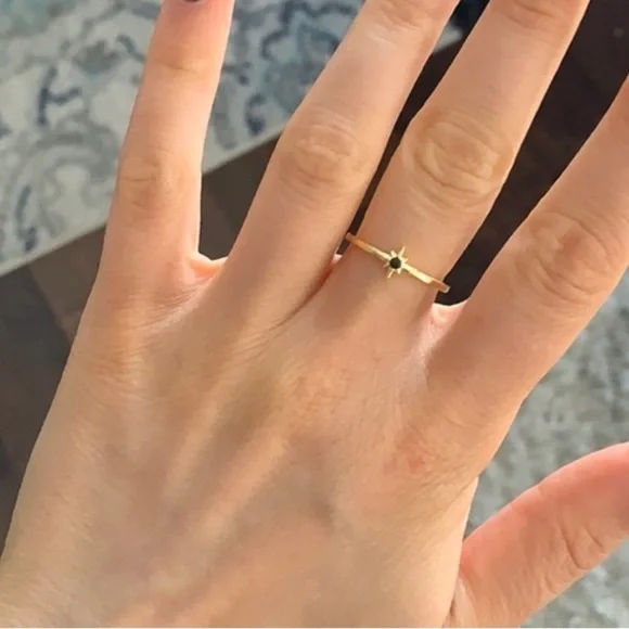 Elegant Goldplated over Sterling Silver Ring with Onyx Gemstone Sz 7 - Picture 2 of 4